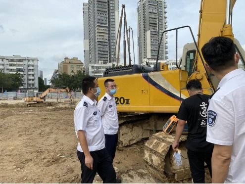 西乡在全市首创黄绿标签制度，非道路移动机械设备进入身份管理新局面